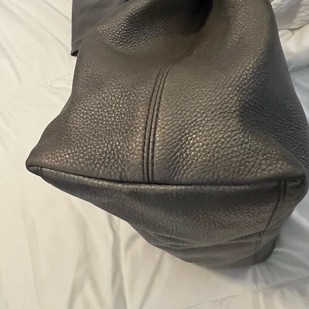 Gucci Metallic Gray Soho Leather Shoulder Bag with Tassel - Picture 4 of 16